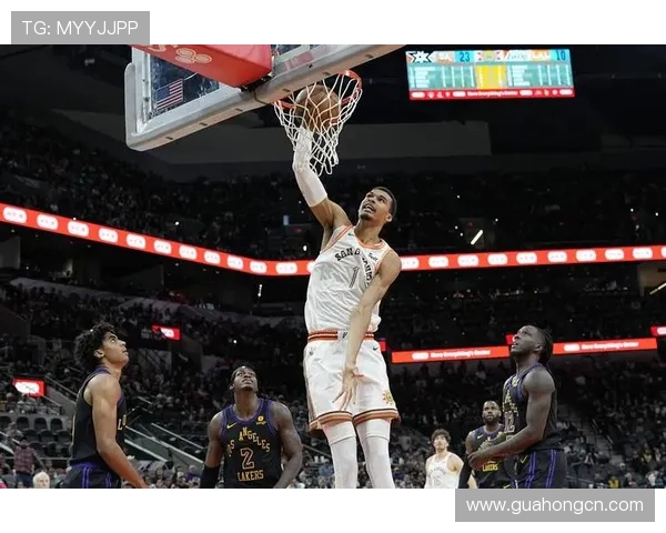 文班亚马首场比赛表现抢眼5次盖帽并隔扣字母哥引发热烈讨论